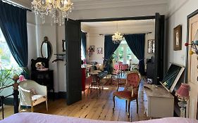 Pretty Victorian Garden Flat
